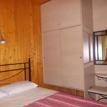 Wooden Nest * Αχλαδερή